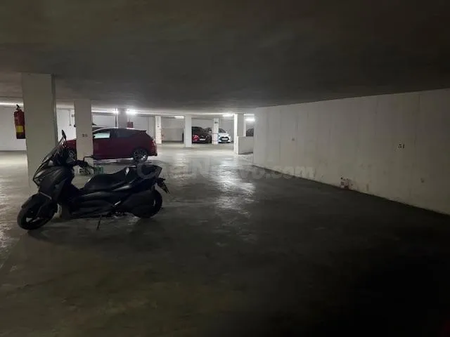 Amplio Garaje para coche y moto disponible en abril de 2026