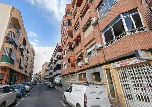 SE VENDE piso OKUPA en C Calle Medico Antonio Soler Garcia 2 - foto 3