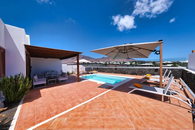 Villa con piscina y vistas despejadas a hacia el paisaje volcanico — 6