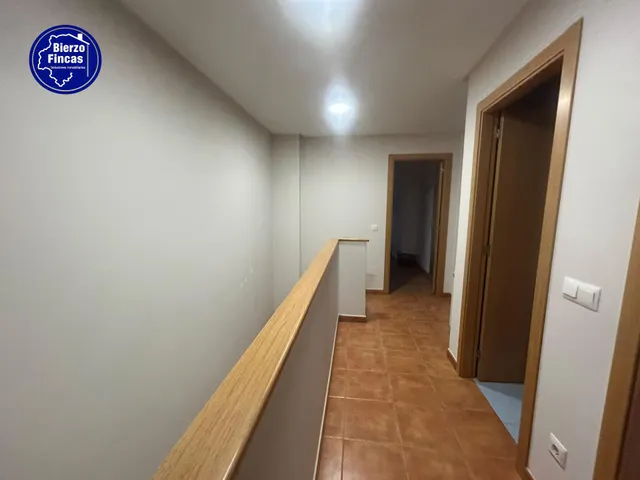 **se vende adosado en ardoncino, León** — 18