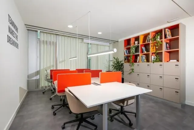 Centro de negocios con espacios y despachos en alquiler — 8