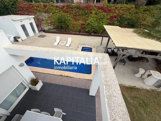 ESPECTACULAR CHALET DE DISEÑO EN URBANIZACIÓN CON PISCINA. — 42