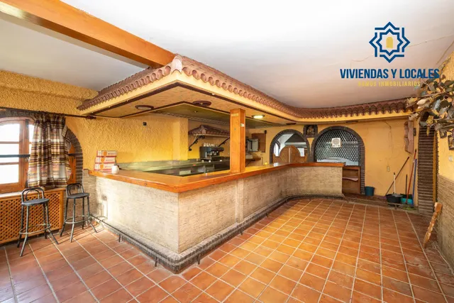 Terreno urbanizable, actualmente hay un restaurante. — 6