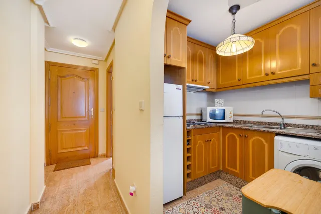 Apartamento de dos dormitorios con piscina comunitaria en el centro de Torrevieja — 17