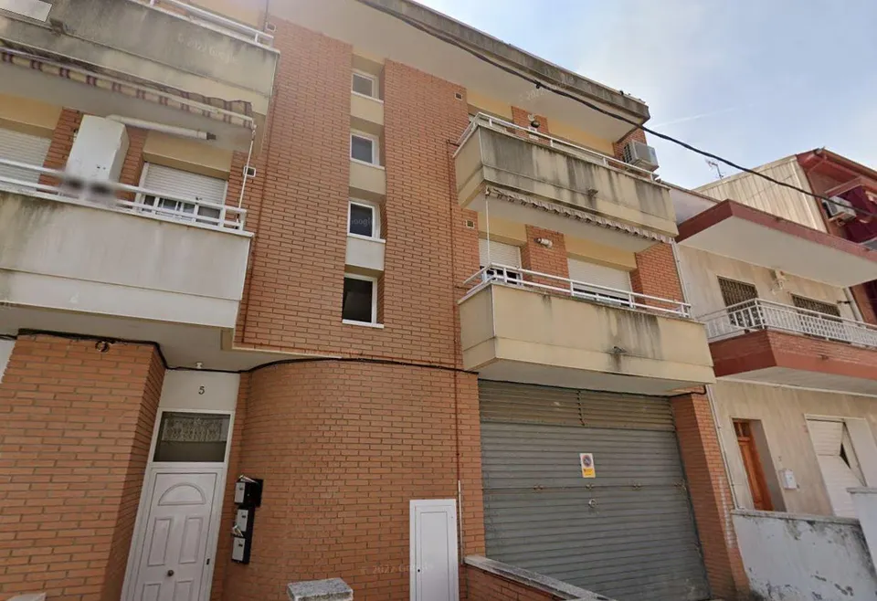 Se vende piso OKUPA en Gavà (Barcelona).