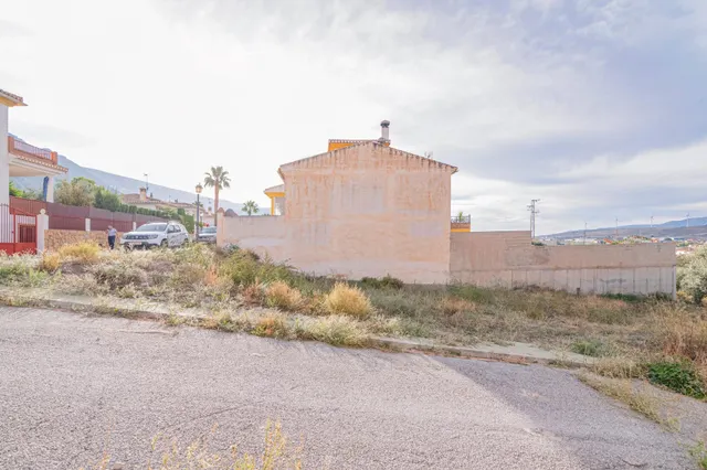 Se vende excelente parcela urbana de 439 m2, está en pendiente, pero  lista para construir, ubicada en una de las zonas residenciales más tranquilas y de mayor crecimiento de Dúrcal. — 2