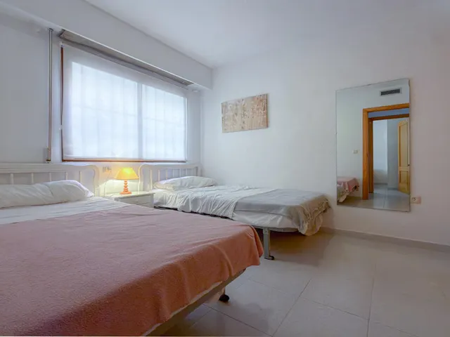 Amplio apartamento con 3 dormitorios y gran terraza con vistas a la piscina + Garaje incluido en el precio — 18