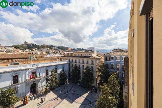 GRAN PISO EN PLAZA DEL CARMEN FRENTE AL AYUNTAMIENTO. — 46