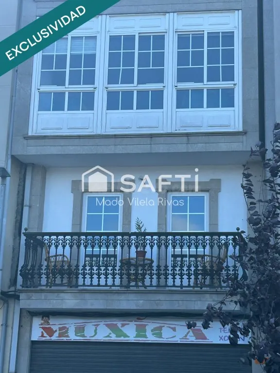 Venta de edificio en el centro de Melide de 3 niveles y 7 pi - foto 2