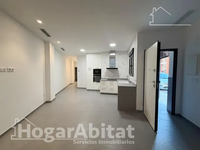 Estrena diseño y máxima eficiencia en esta moderna planta baja reformada con piscina y garaje — 11