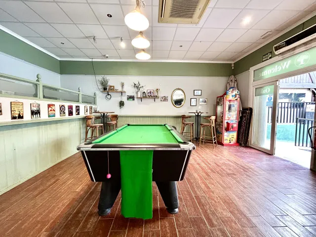 Local comercial 109m² en venta - Villamartin — 37
