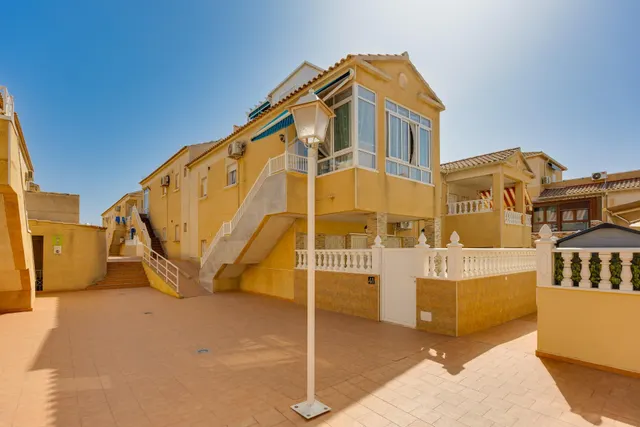 Bungalow planta alta reformado, en residencial con piscina comunitaria — 13