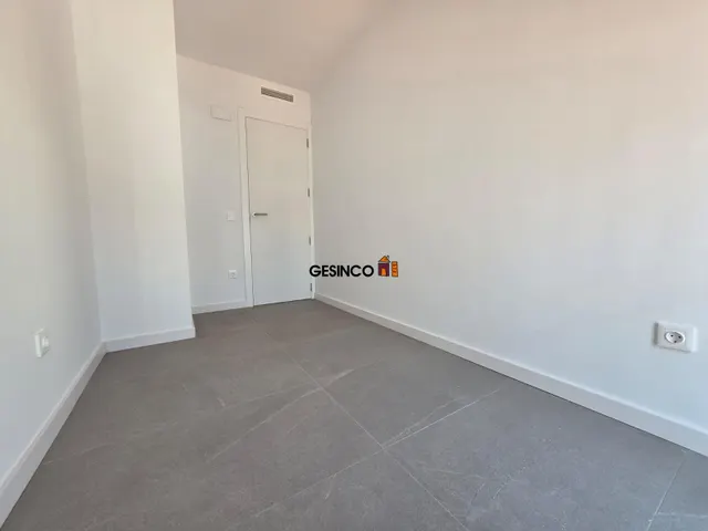PISO EN QUINTA PLANTA SIN AMUEBLAR MUY CÉNTRICO — 12