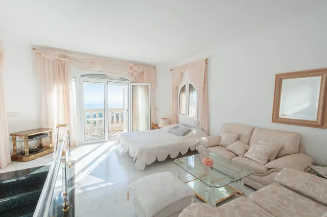 Amplia villa con vistas panorámicas al mar y pista de tenis privada en Calpe — 39