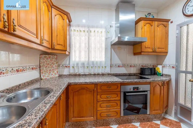 Amplia vivienda de 4 dormitorios con plaza de garaje opcional en Granada — 17