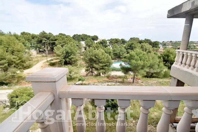 CHALET SEMINUEVO CON GARAJE, PISCINA Y AMPLIA PARCELA — 49