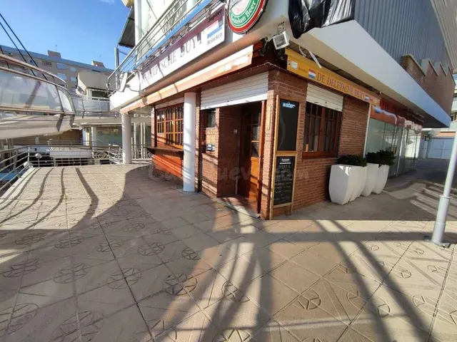 Dos locales, 1 con licencia de bar y otro de almacen