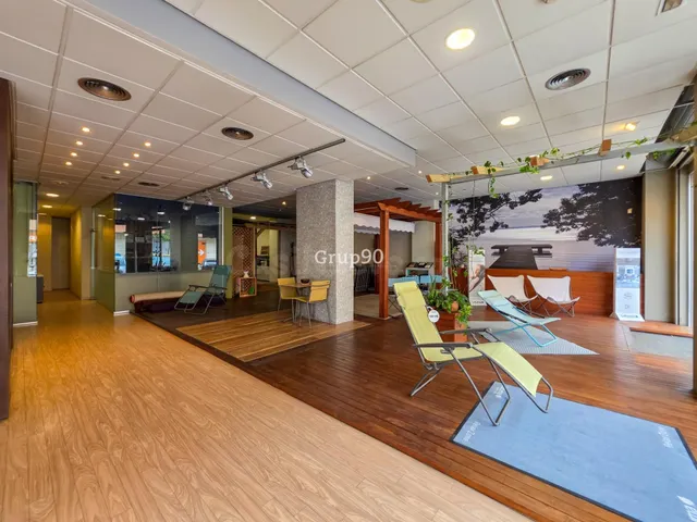 Amplio Local Esquinero de 300 m2 en Excelente Estado en La N