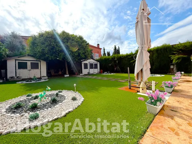 Privacidad y vida al aire libre en este exclusivo chalet con jardín, buhardilla y garaje en Masías — 12