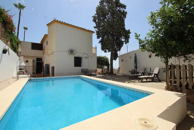 CHALET INDEPENDIENTE EN VENTA CON VISTAS AL MAR EN BENALMADE