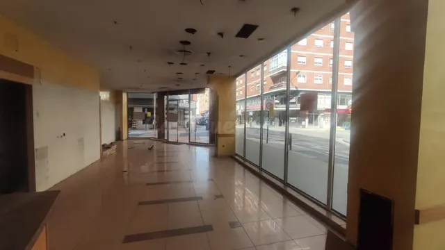 Amplio Local Comercial Semireformado en el Centro de Ponferr - foto 4