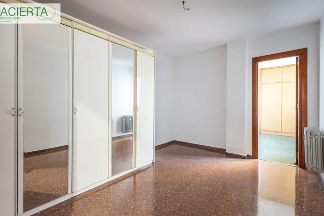 Piso con plaza de garaje cerrada junto a La Inmaculada, frente al río Genil. — 11