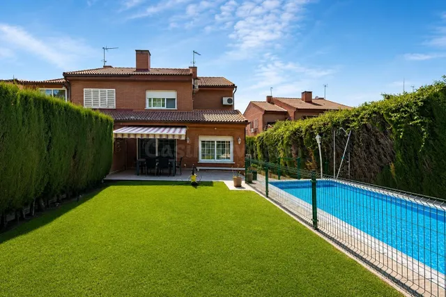 Exclusivo chalet pareado con piscina privada y parcela de 50 - foto 2