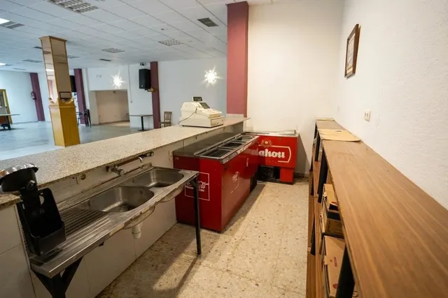 Local comercial de hostelería con gran terraza y salón de eventos en Guadiana. — 43