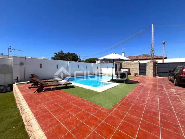Casa con amplio terreno y piscina junto a Jaramar - foto 4