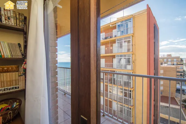 Apartamento en venta en primera línea de playa en Los Arenales del Sol, la propiedad está afectada por la Ley de Costas — 34