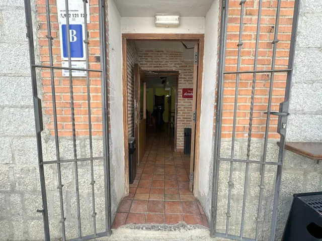 Bar reformado, con licencia de pub, San Pedro del Arroyo — 17