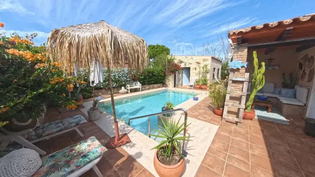 Chalet urbano reformado con piscina, placas solares y todas 