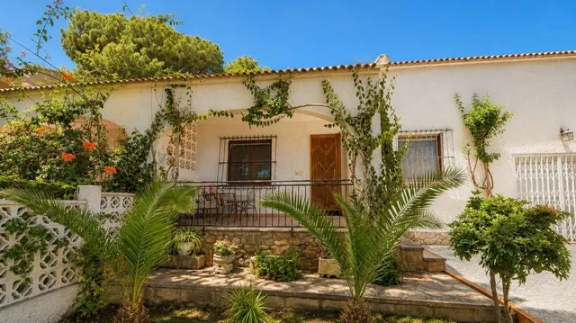 MAGNIFICO CHALET ADOSADO CON GRAN PARCELA, JARDIN Y PISCINA PRIVADA — 6