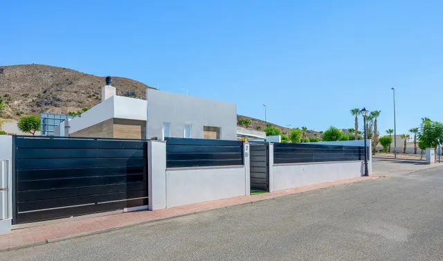 VILLA DE 4 DORMITORIOS Y 2 BAÑOS EN FORTUNA (MURCIA) — 5