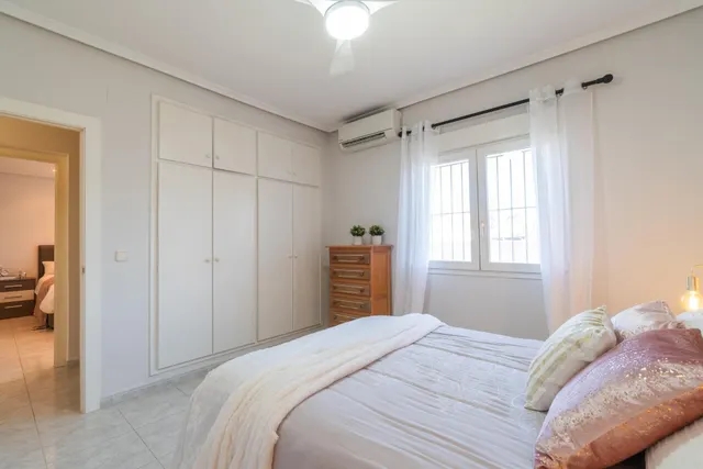 Maravillosa villa de una sola planta (aprox. 161 m2) con gran piscina privada. Cerca de colegios, del La Zenia Boulevard, ¡y a tan solo 15 minutos a pie de Playa Flamenca! — 35
