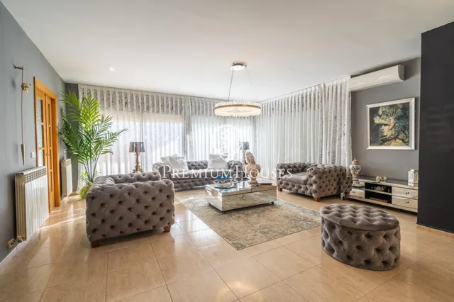 Chalet en venta con ascensor, piscina y grandes espacios en  - foto 4