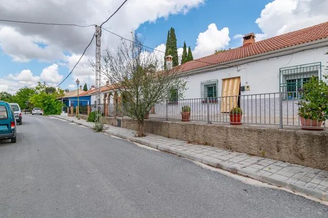 MAGNÍFICA CASA EN UNA PLANTA CON GRAN PARCELA EN UN ENTORNO 