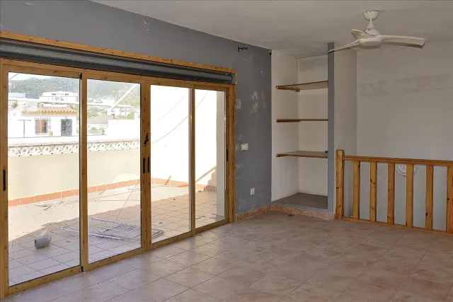 Casa adosada de 4 dormitorios con terraza para reformar en Algeciras — 25