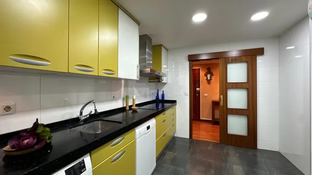Exclusiva vivienda de 4 dormitorios con amplia plaza de garaje en pleno centro de Zaragoza — 7
