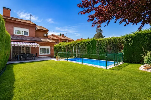 Exclusivo chalet pareado con piscina privada y parcela de 50