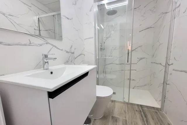 Apartamento moderno (desde 2024 - 148 m2 - 1.ª planta) en Alegria XVIII con piscina interior, sauna y gimnasio, en pleno centro de la ciudad, ¡a tan solo 300 m de Piscinas Naturales/Playa del Cura! — 18