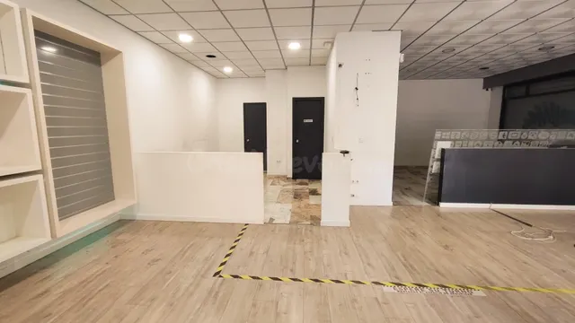 Local comercial en alquiler en Baena con gran visibilidad - foto 5