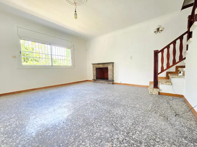 ¡Oportunidad única en Canyelles! Casa independiente con gran terreno llano en la entrada de la Urb. Les Palmeres — 6