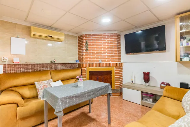 Casa con garaje, terraza y mucho potencial en los ramos — 8