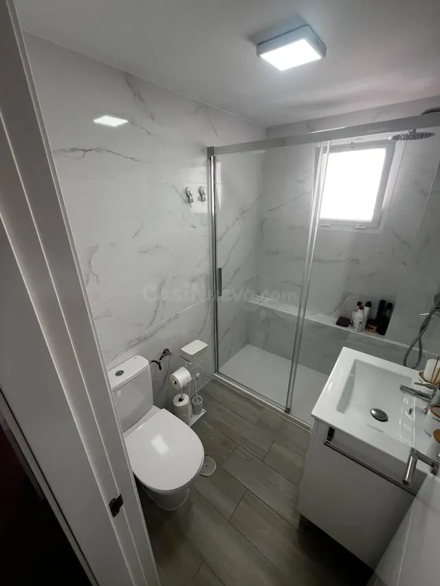 Luminoso piso reformado con terraza y piscina en pleno centro ciudad — 24