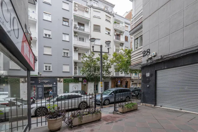 Piso de 87 m2 con 3 dormitorios en Pedro Antonio de Alarcón 27, junto a Recogidas — 3