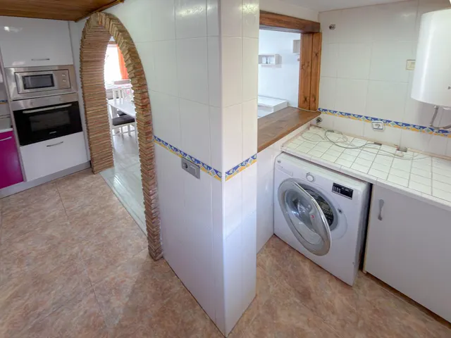 Amplio apartamento completamente reformado + Gran terraza y Piscina comunitaria (160 mts playa) — 18