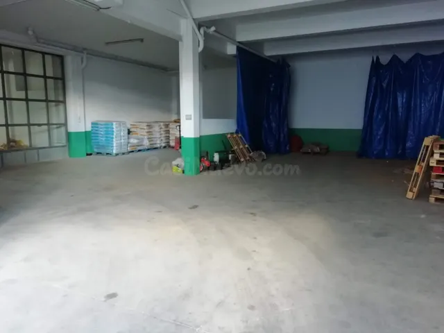 Se alquila bajo frente al Jardín de Carballo