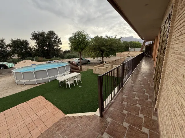 Chalet independiente con 400 m2 construidos, gran parcela y garaje — 44
