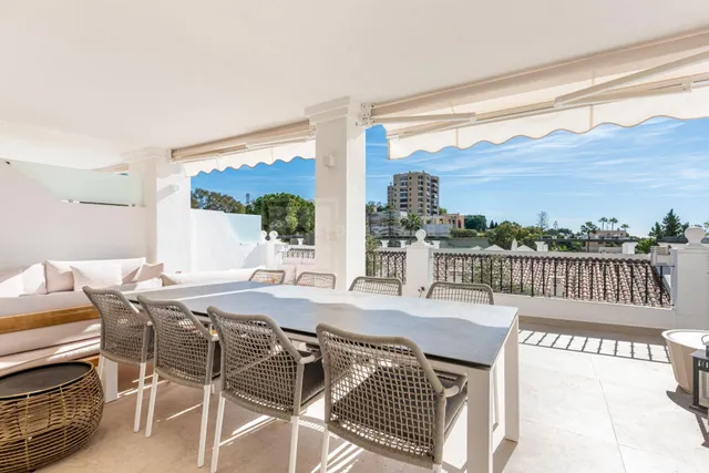 Casa adosada recién reformada en Aloha Gardens con vistas panorámicas — 32